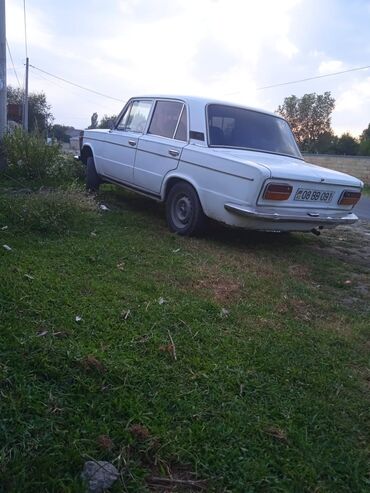 VAZ-2106 klassik sedan modeli, ağ rəngdə. Dörd qapılı bu avtomobil