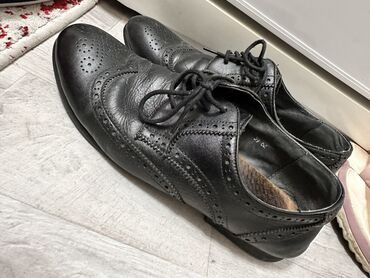обувь 39: Продаю кожанные туфли 39 размера. В отличном состоянии. Цена 1000 сом