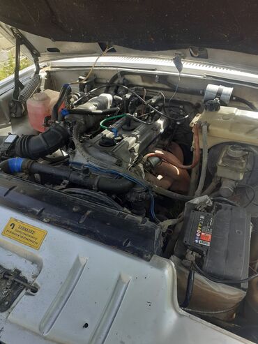 Digər avtomobillər: Gümüşü rəngdə olan bu sedan, klassik dizaynı və rahat interyeri ilə — 2