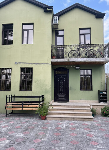 Həyət evləri və villaların satışı: Xırdalan dairəsi çox gözəl yerde yerlesir 2evdi küçələri ayridi 2ailə — 2