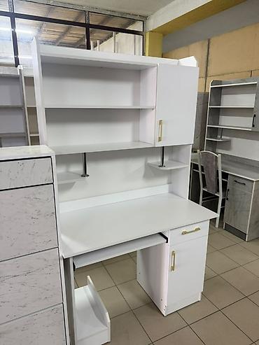 Компактный рабочий стол с надстройкой и множеством мест хранения
