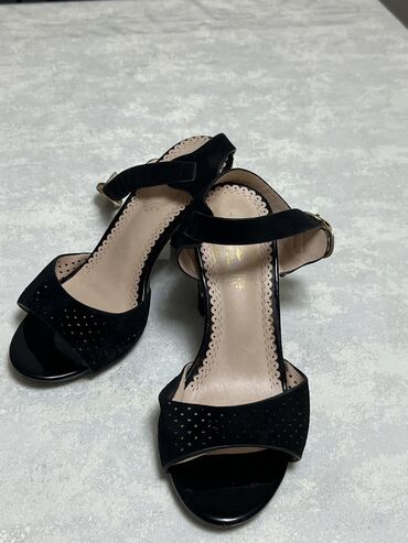 женские туфли с ремешком: Туфли 35, цвет - Черный