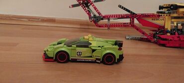 Oyuncaqlar: Yaşıl rəngdə olan Lego Technic idman avtomobili. Modelin üzərində "61"