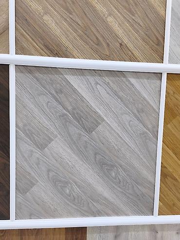 linoleum döşəmə: Vinil/PVC döşəmə örtüyü – ağ-qara-boz tonlarda taxta teksturalı dizayn — 1