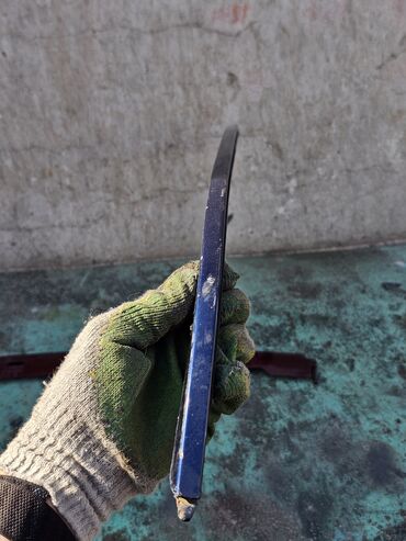 Другие детали кузова: BMW E39, правая накладка между фарой и бампером. В наличии только — 8