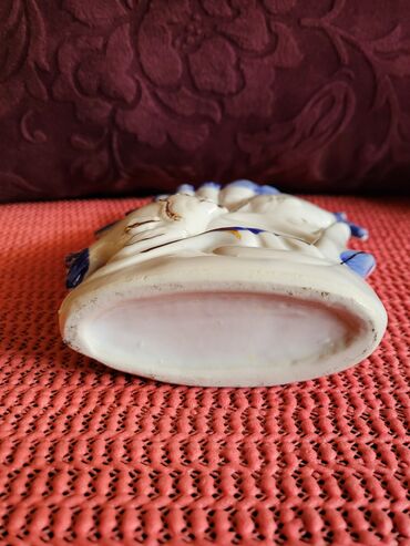 Figurice i makete: Figura vintaz nova porcelanska. Na figuri par tackica boja i — 9