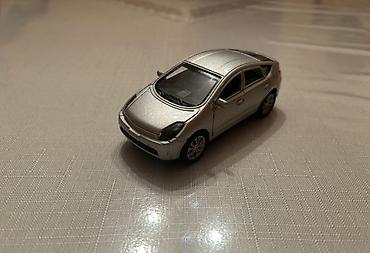 Oyuncaq nəqliyyat: Gümüşü rəngdə metal miniatura avtomobil modeli - Miqyası: təxmini — 1