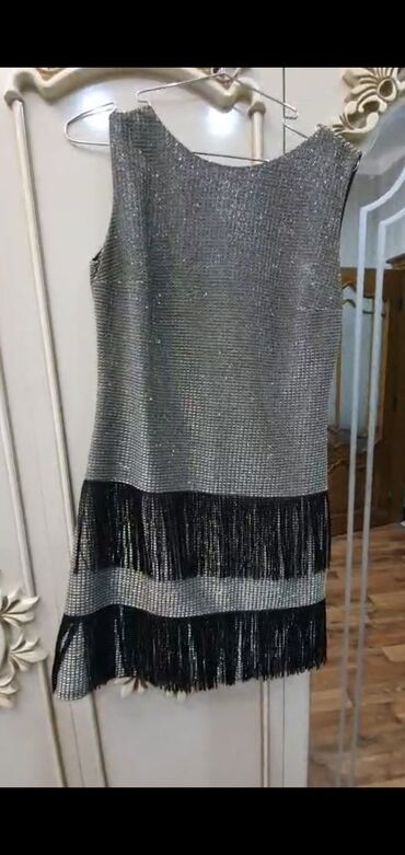 Dəstlər, kostyumlar: Qadın üçlü dəst – qara rəngdə, ağ kvadrat naxışlı. - Dəst: uzun -da lalafo.az — 9 Dəstlər, kostyumlar: Qadın üçlü dəst – qara rəngdə, ağ kvadrat naxışlı. - Dəst: uzun — 9