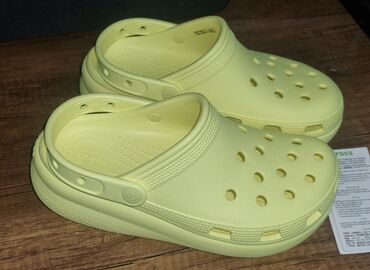 обувь зимный: Продаю новые Crocs sabo 
Размер 36-37( маломерят)
1800 сомов