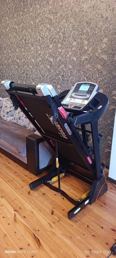 Hovuzlar: Evdə istifadə üçün nəzərdə tutulmuş VolksGym K15+ qaçış yolu. Qara
