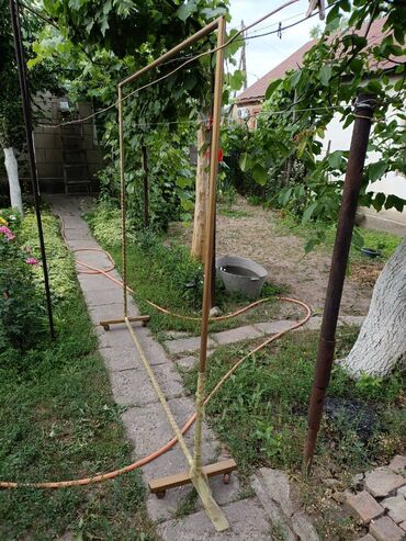 Другое оборудование для салонов красоты: Кронштейн для одежды. Ширина 1.90*2.0. на роликах