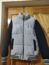 Köynəklər: Məhsul: NBA temalı kişi gödəkçəsi - Dizayn: Boz və qara rəng