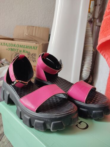 Кроссовки и спортивная обувь: Срочно срочно продаётся самый низкий Босоножка розовая мало одетая