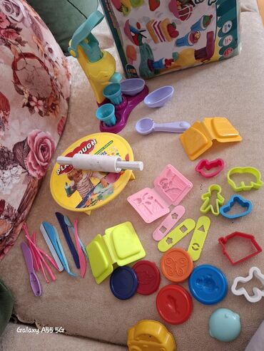 Manejlər: Uşaqlar üçün Play-Doh oyuncaq xəmir dəsti müxtəlif rəngli xəmirlər və