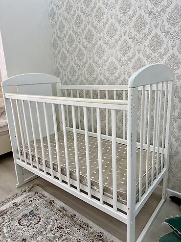 Детская кроватка из массива (цвет белый) с резным панно на торце