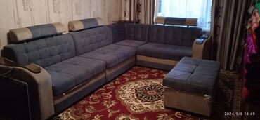 стол с диваном: Угловой диван, цвет - Синий, Б/у