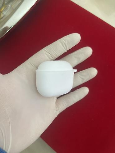 qulaqcı: Məhsul: Apple AirPods 4 (qutu) Xüsusiyyətlər: - Simsiz qulaqlıq, şarj — 8