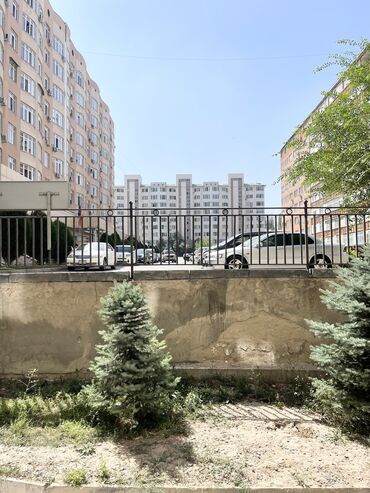 стелажи для магазинов: Продаю Салон красоты 113 м², 3 комнаты, Без ремонта, Многоэтажное жилое здание, Отдельный вход