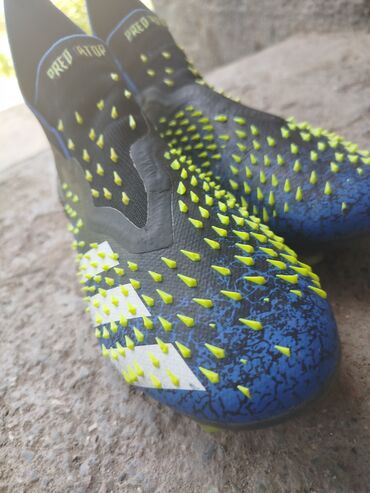 заказать футбольную форму со своей фамилией и номером: Бутсы Adidas Predator с шипами. Черный верх с синим рисунком дополнен