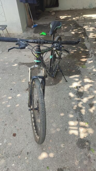 İdman velosipedləri: SAFT markalı qara rəngli dağ velosipedi, yaşıl və boz vurğularla