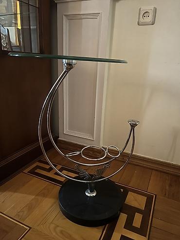 румынская мебель: Şüşə üstlü dekorativ yan masa - Dizayn: Modern/Art-deko üslubunda — 1