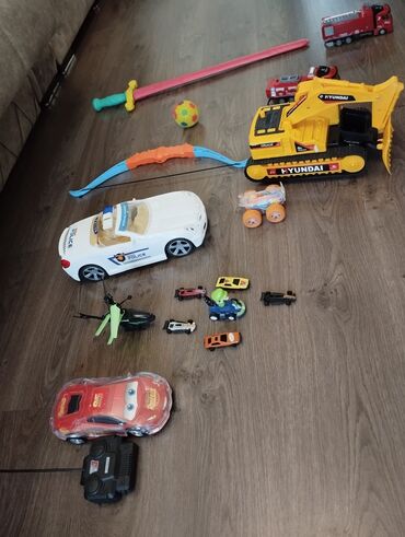 don formalari toy ucun: İstifadə olunmuş uşaq oyuncaqları. Uşaq böyüyüb oynamadığından evdə