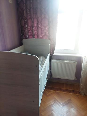 Uşaq beşiyi – ağ/işıq ağac rəngində kombinə edilmiş model