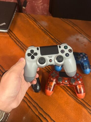 Video oyunlar üçün aksesuarlar: Dörd ədəd PlayStation 4 simsiz pultu, dualshok satıram. Kolleksiyam