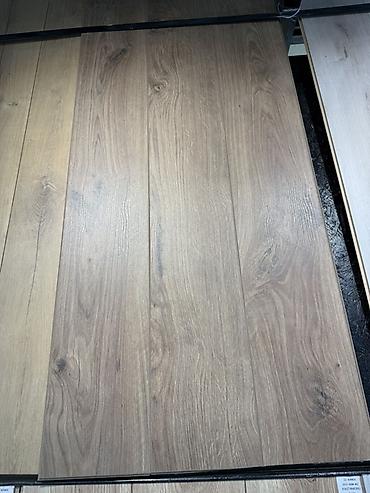 Ламинат под дуб, теплый средне-коричневый тон с натуральным древесным at lalafo.kg Ламинат под дуб, теплый средне-коричневый тон с натуральным древесным