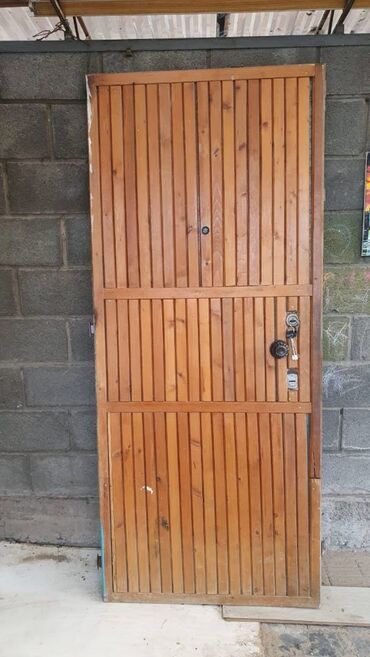 продам железную дверь бу: Продам железную массивную ( 100 кг) дверь. БУ. С замками