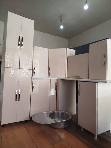 Mətbəx mebeli: Metbex mebeli satilir 260azn. Ölçü cu 1,70x1,70. Uzerinde moyka