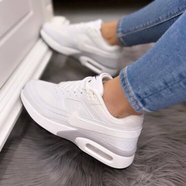 Patike: Nike air max 2 patike

Novo
Brojevi 36 do 41

fb Moja Kupovina 1 — 3