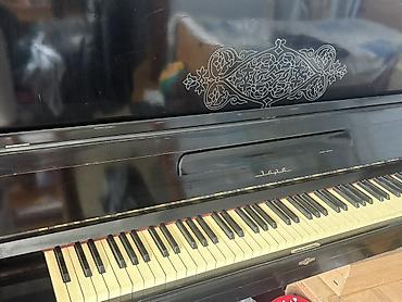 elektron gitara per page 40: Qara rəngli, klassik korpuslu “Zarya” markalı pianino. Pianino — 4