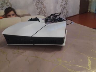 PS5 (Sony PlayStation 5): Sony PlayStation 5 1TB (PS5) – Diskli versiya Komplekt: - PS5 konsolu — 5