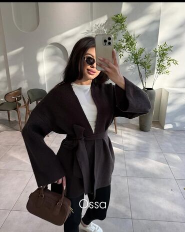 yun jaketlər: Qadınlar üçün trikotaj kəmərli kardiqan - Model: qısadakı “Ossa”
