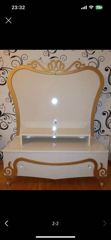 Kreslolar: Düz TV altlığı, Polkalı, Laminat