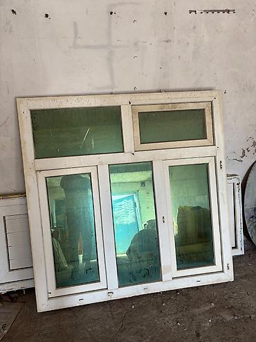 Окна: Ağ rəngli plastik (PVC) pəncərə bloku. Böyük ölçülü konstruksiyadır və — 1