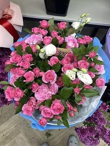 Букет из розовых кустовых роз с добавлением белой эустомы. Пышная