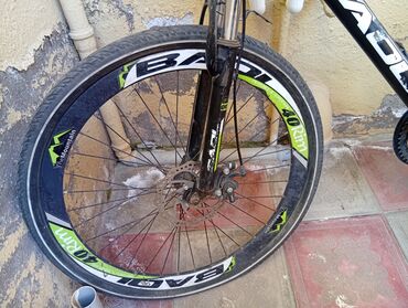 velosiped oturacaqları: Ön disk əyləci olan "Badi" markalı dağ velosipedi. Qara və yaşıl