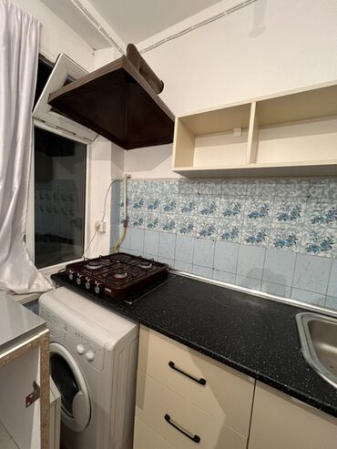 mətbəx mebili: Bu mətbəx dəsti qaz plitəsi, aspirator, lavabo və paltaryuyan maşın