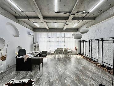 купить офис: Магазин, В бизнес центре, 371 м² Действующий, Частично с оборудованием, С ремонтом, Water сommunications, Sewerage сommunications, Heating сommunications, 1 линия — 3