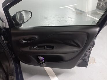 Fiat: Unutrašnjost automobila Fiat hečbek, sa tamnom unutrašnjošću i — 3