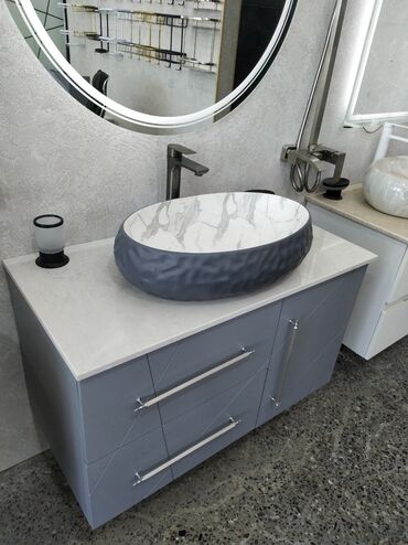 hamam qaplari: Mərmər dizaynlı, oval formalı, boz rəngli keramika lavabo. Dolablı