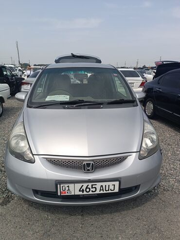 фит тюнинг: Хэтчбек Honda Fit серебристого цвета. Компактный автомобиль с