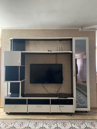стенку мебельную для гостиной: Гарнитур для зала, Тумба под ТВ, цвет - Белый, Б/у