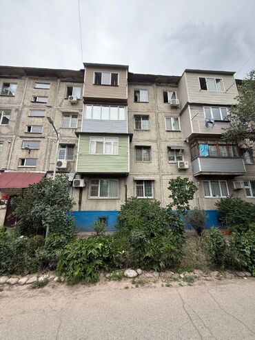 срочно продаётся 1 комнатная квартира в районе ошского рынка по улице кенсуйская: 2 бөлмө, 43 кв. м, 104-серия, 4 кабат, Косметикалык ремонт