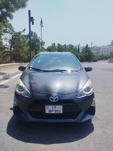 Toyota Prius: 1.5 л | 2015 г. Хэтчбэк