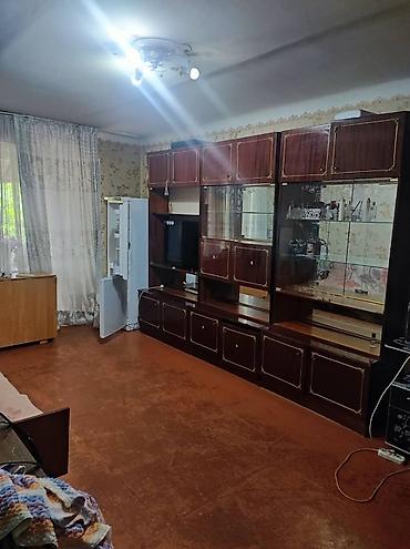 токмок 2025: Продается квартира в кирпичном доме, не угловая, на 2 этаже (дом из 4х — 2