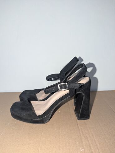 Ботинки и ботильоны: Продаю женские ботильоны на устойчивом каблуке. Чёрные 39го — 6