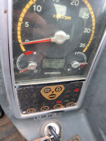 срочно продаю экскаватор: Экскаватор, Hyundai, 2010 г., Колесный